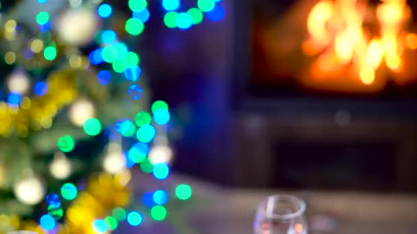 Ψητό κοτόπουλο για χριστουγεννιάτικο τραπέζι μπροστά από το τζάκι και το δέντρο με φώτα — Αρχείο Βίντεο