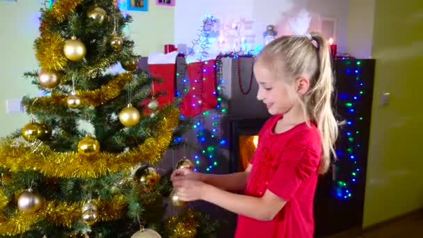 Linda chica decorando árbol de Navidad — Vídeos de Stock