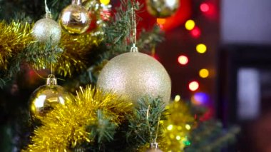 Noel ağacı ışıkları şömine önünde ile dekore edilmiş