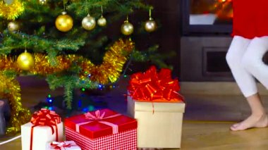 sevimli kız dekorasyon Noel ağacı
