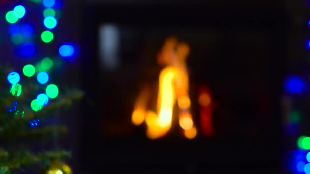 arbre de Noël décoré avec des lumières devant la cheminée 