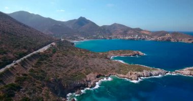 sahil yolunun üstünde uçan