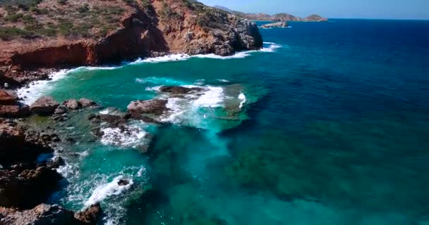 Mar azul, olas rompiendo en acantilados en la orilla — Vídeo de stock