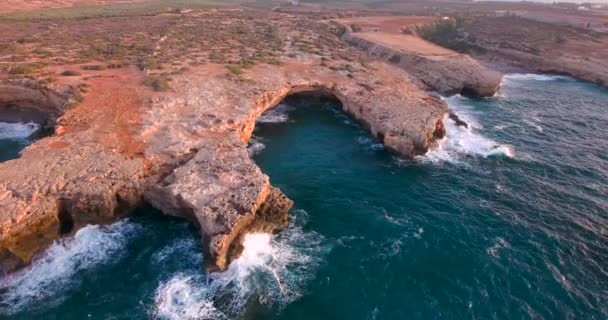 Красивый берег моря с скалами на закате — стоковое видео