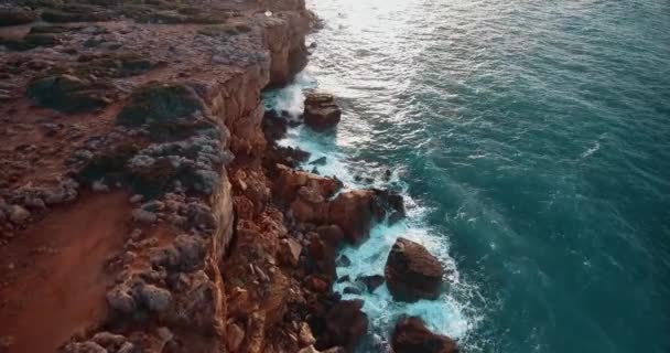 Voando acima da bela costa do mar — Vídeo de Stock