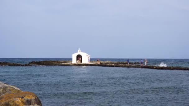 Gamla kyrkan långt i havet — Stockvideo