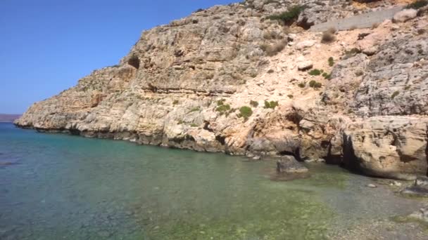 Красивый пляж с голубой водой — стоковое видео