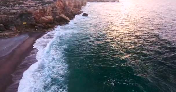 Πετώντας πάνω από την όμορφη θέα στη θάλασσα ακτή — Αρχείο Βίντεο