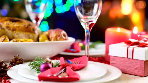 Poulet rôti sur la table de Noël devant la cheminée et l'arbre avec des lumières — Video