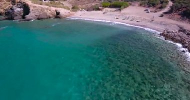 Mavi deniz, kayalıklardan sahilinde kırma dalgalar