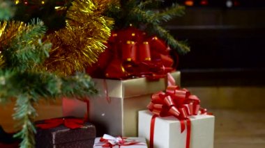 Noel ağacı ışıkları şömine önünde ile dekore edilmiş