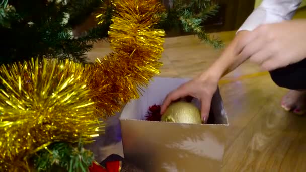 Mujer joven decorando árbol de Navidad — Vídeos de Stock