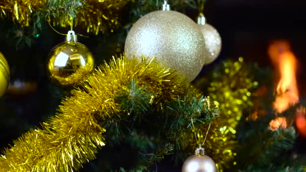 Árbol de Navidad decorado con luces delante de la chimenea — Vídeos de Stock