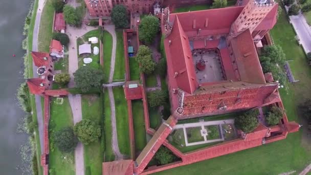 Ancien château énorme sur la rivière — Video