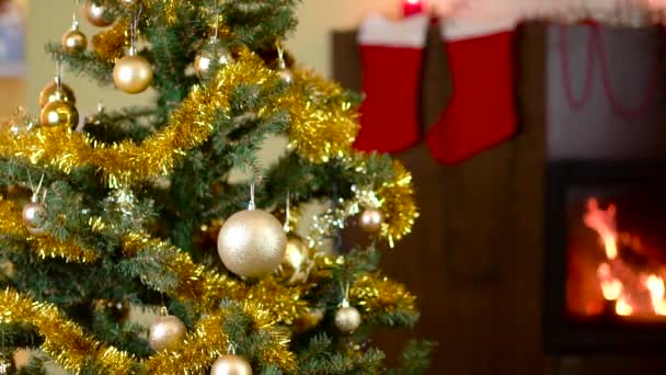 Menina bonito decoração árvore de Natal — Vídeo de Stock