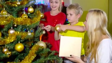 Noel ağacı süsleme çocuklar ile anne