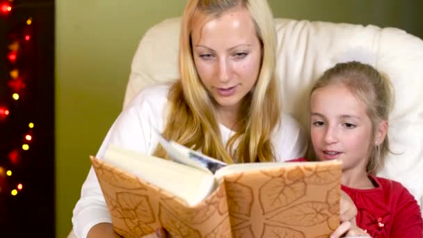 Mamá y su hija viendo la foto en Navidad — Vídeo de stock