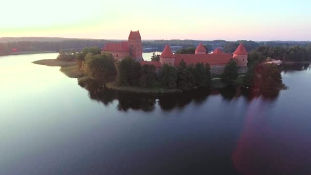 Letecký pohled na starý hrad na ostrově — Stock video