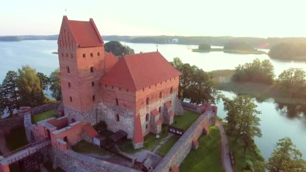 Vista aérea del antiguo castillo en la isla — Vídeos de Stock