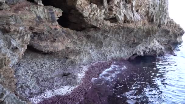Jeskyně v montains na břehu moře — Stock video
