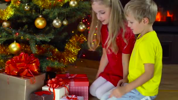 Niños abren regalo en Navidad — Vídeos de Stock