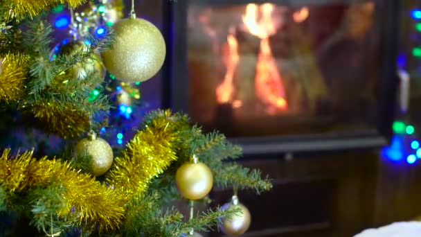 Árbol de Navidad frente a la chimenea — Vídeo de stock