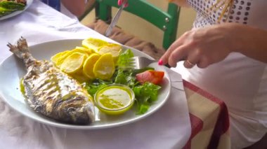 Kızarmış Balık dorada patates ve sebze ile plaka üzerinde