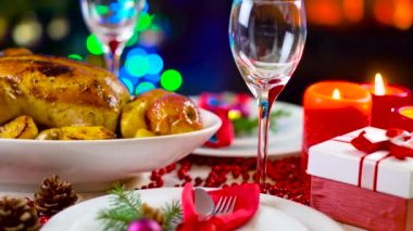 şömine ve ağaç ışıklı Noel masada kavrulmuş tavuk