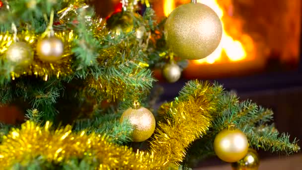 arbre de Noël décoré avec des lumières devant la cheminée 
