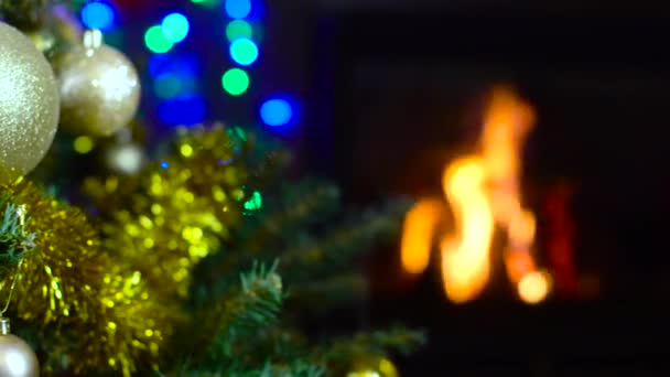 Árbol de Navidad decorado con luces delante de la chimenea — Vídeos de Stock