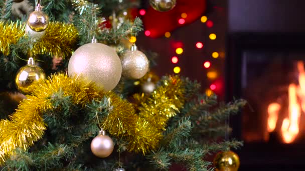 Versierd kerstboom met lampjes voor open haard — Stockvideo