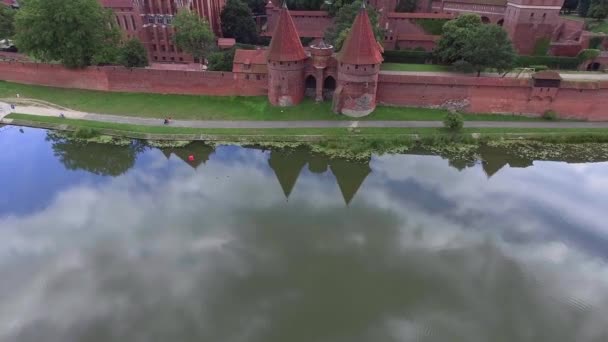 Alte riesige Burg am Fluss — Stockvideo
