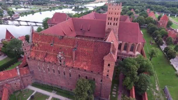 Stary ogromny zamek nad rzeką — Wideo stockowe