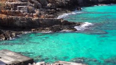 Mavi su ile güzel bir plaj