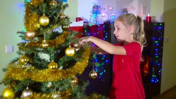 Linda chica decorando árbol de Navidad — Vídeos de Stock