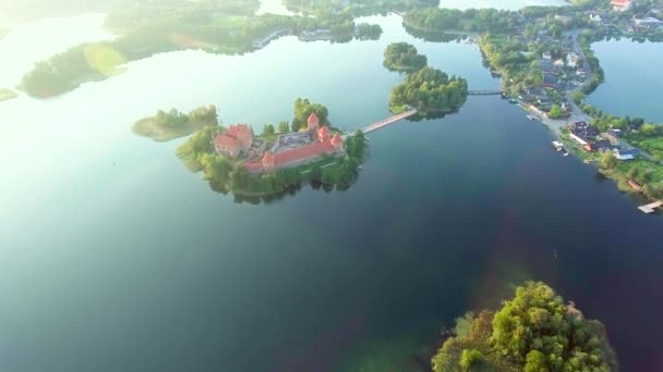 Letecký pohled na starý hrad na ostrově — Stock video