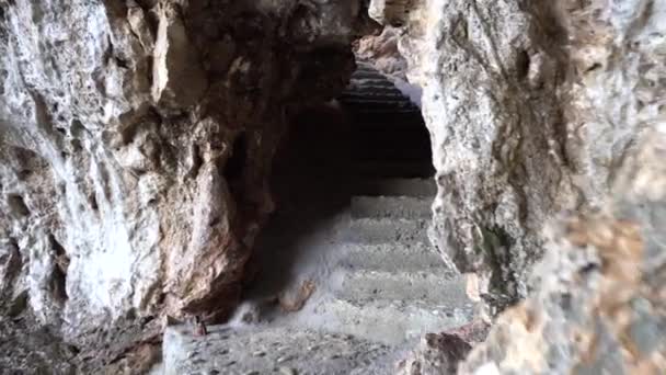 Σπήλαιο στα βουνά στην ακτή θάλασσας — Αρχείο Βίντεο