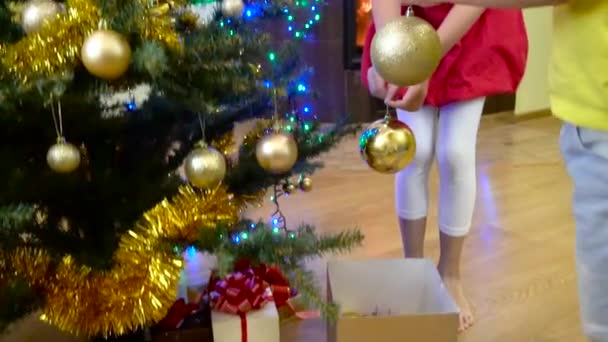Enfants décorant arbre de Noël — Video