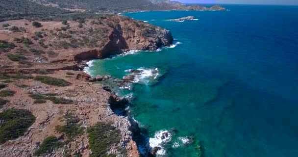 Mar azul, olas rompiendo en acantilados en la orilla — Vídeos de Stock