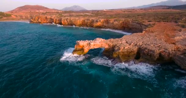 Vackra havet med klippor i solnedgången — Stockvideo