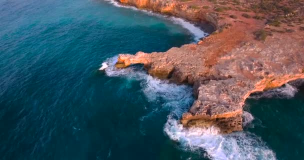 Hermosa costa con acantilados al atardecer — Vídeos de Stock