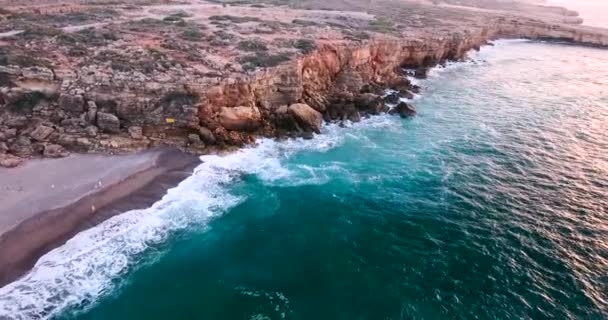 Літати над красивим морським берегом — стокове відео