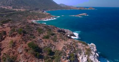Mavi deniz, kayalıklardan sahilinde kırma dalgalar
