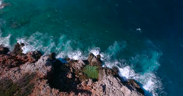 Mar azul, olas rompiendo en acantilados en la orilla — Vídeos de Stock