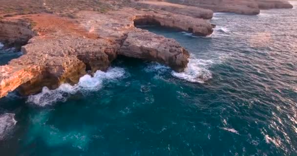 Красиве узбережжя з кліпами на заході сонця — стокове відео