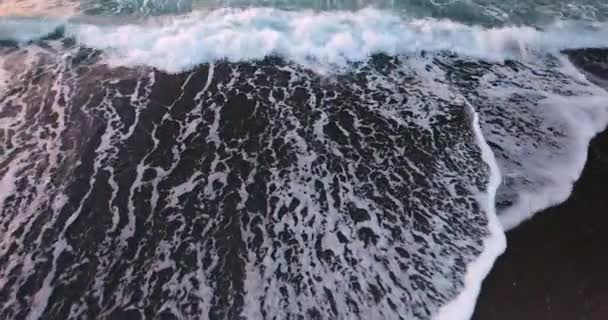 Niños jugando en la playa — Vídeo de stock