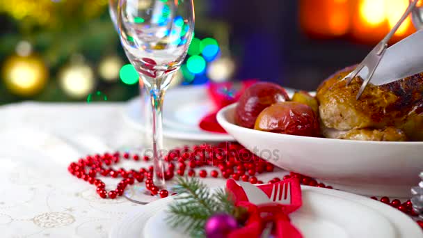 Poulet rôti sur la table de Noël devant la cheminée et l'arbre avec des lumières — Video