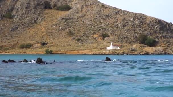 Schöner Strand mit blauem Wasser — Stockvideo