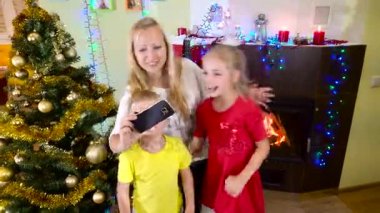 Anne ve çocuklar selfie Noel ağacı yapma