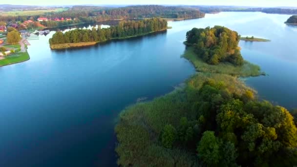 île verte dans le lac bleu 